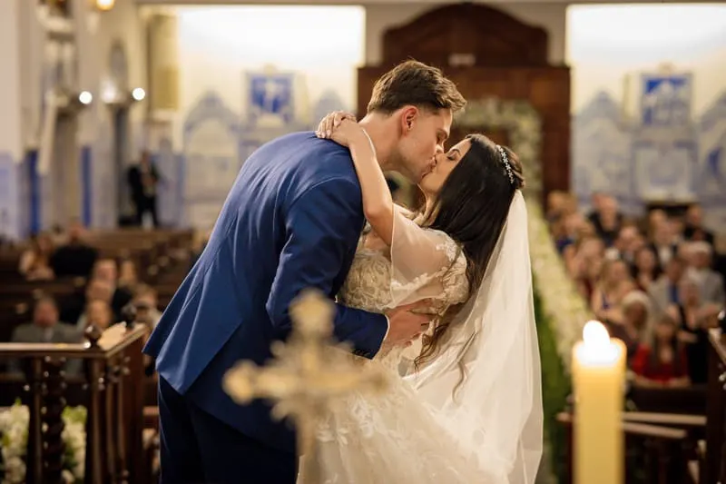 Noivos se beijando no altar durante cerimônia de casamento em São Paulo